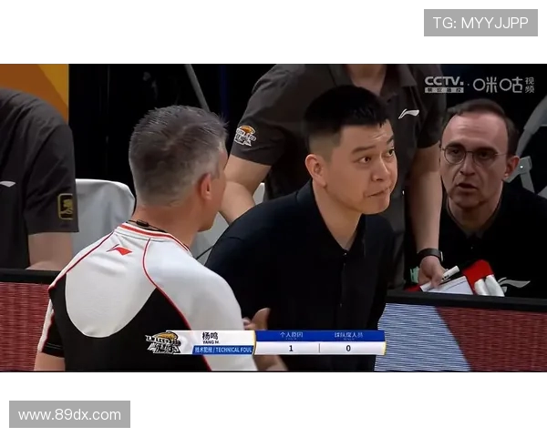 杨鸣连续领技术犯规遭驱逐威尔斯不满判罚再吃T引发赛场争议风波