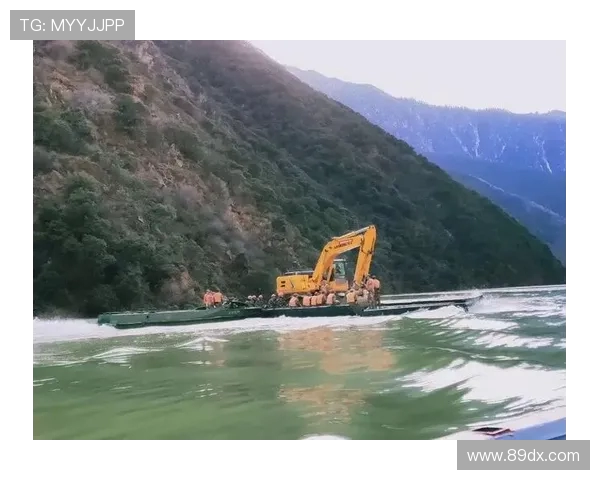 挖掘机堰塞湖泄洪通道紧急开挖
